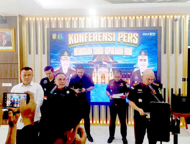 Kejati Kepri gelar konferensi pers dugaan tindak pidana korupsi. 