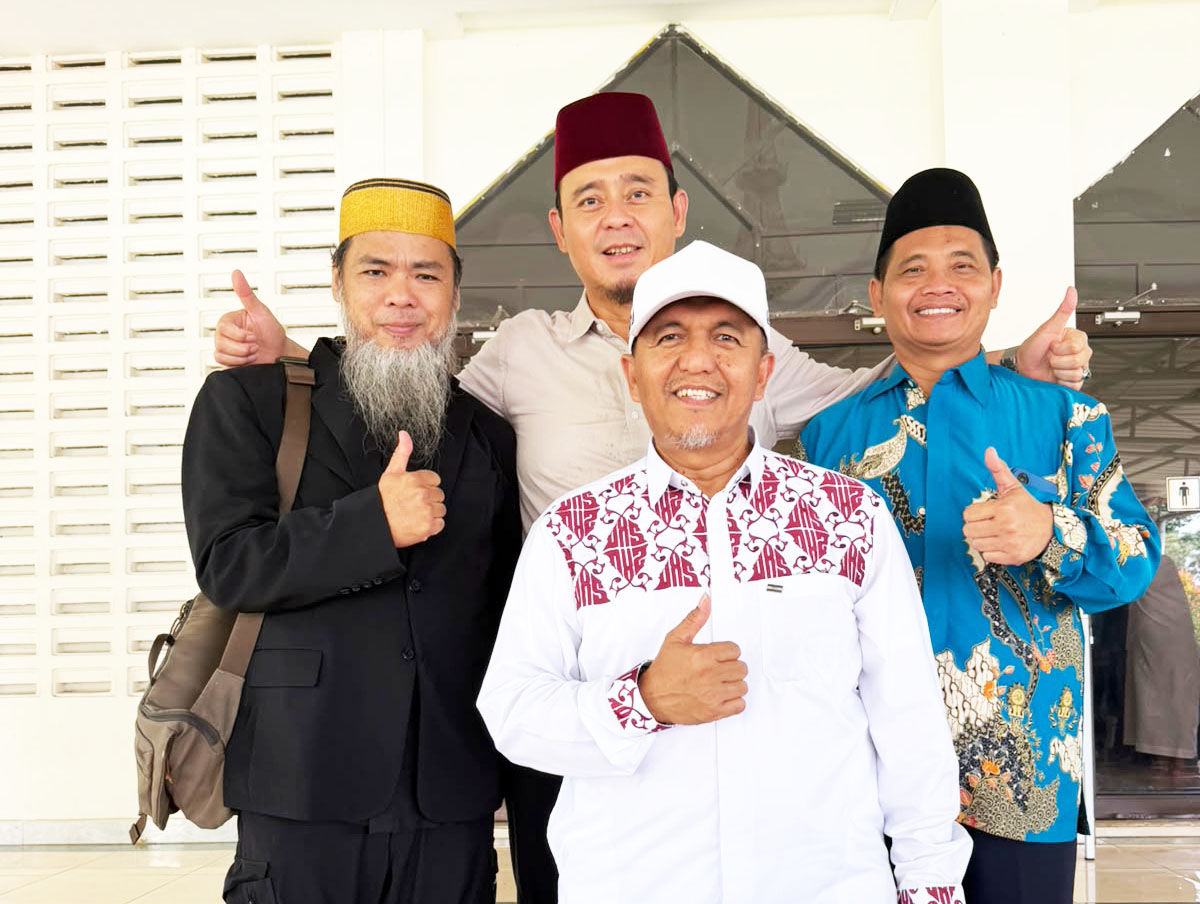 Tim Ustad Abdul Somad (UAS) berfoto bersama sejumlah akademisi di Mapolda Kepri