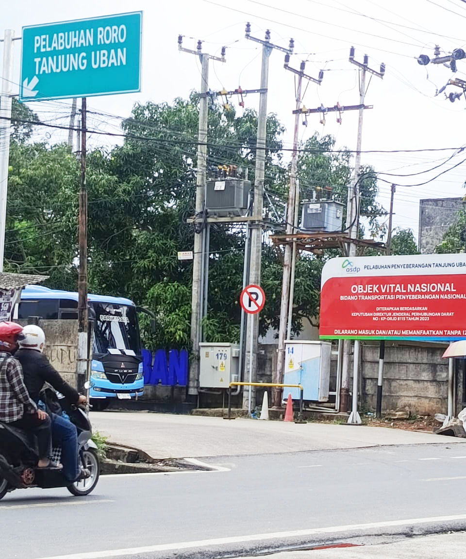 Jalanan Pelabuhan ASDP Tertutup Banjir, Sepeda Motor Terperosok ke Selokan