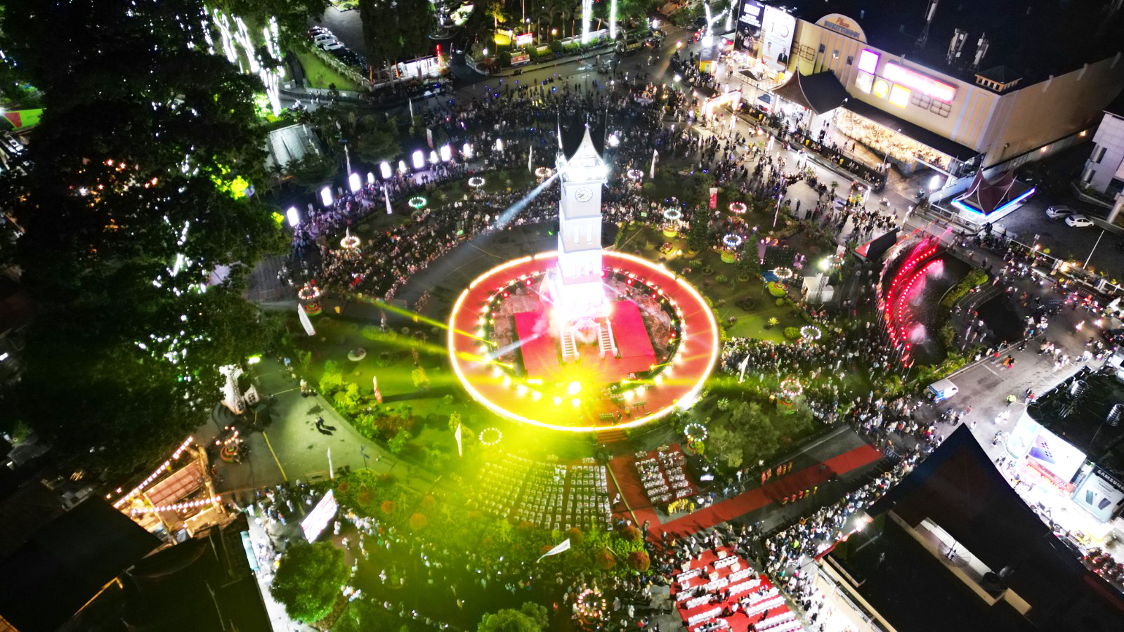 Puncak Peringatan 100 Tahun Jam Gadang Bukit Tinggi Meriah