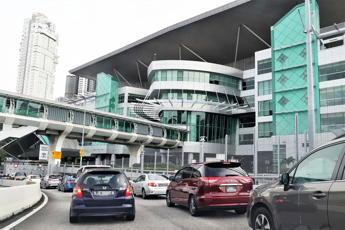 Sistem Imigrasi Malaysia Terganggu, Ribuan Orang Diperiksa Manual