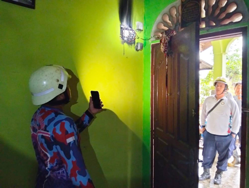 Rumah Di Kampung Lembah Sari Tanjunguban Nyaris Hangus Dilalap Api